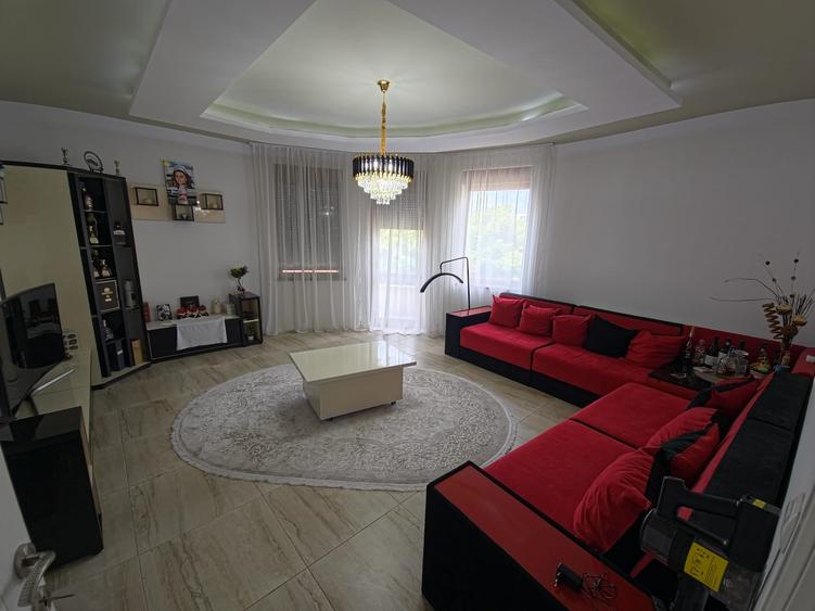 Apartament cu 4 camere decomandat în Central
