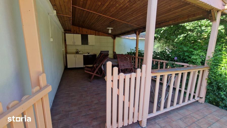 Casă cu 8 camere cu Teren 450 Mp în Lipoveni