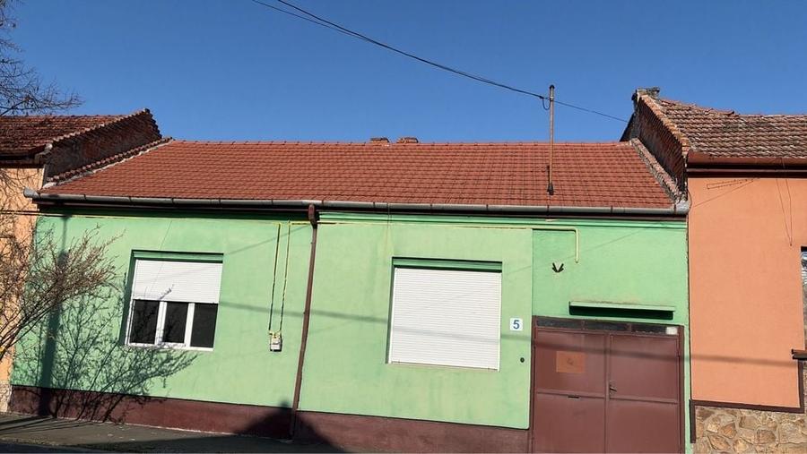 Casă cu 4 camere cu Teren 1800 Mp în Central