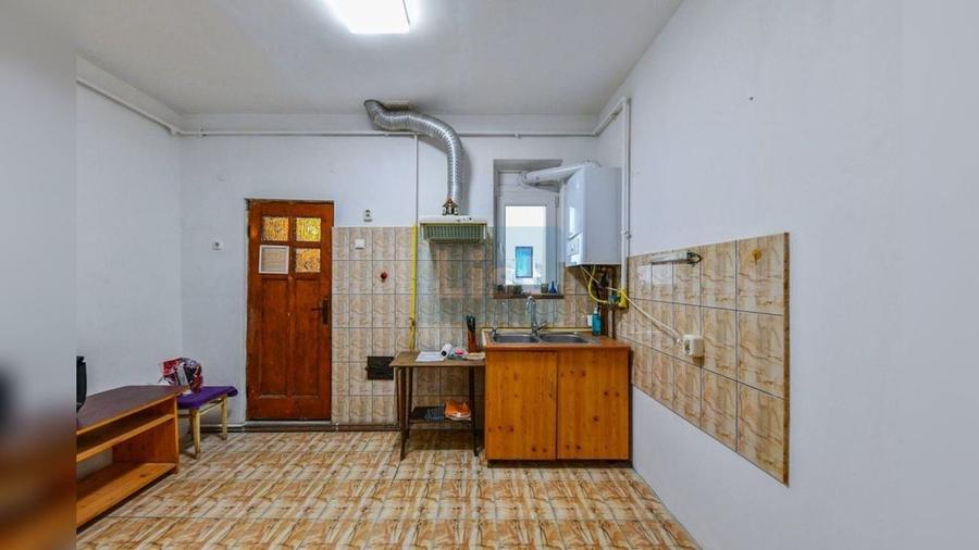 Apartament cu 3 camere semidecomandat în Gruia