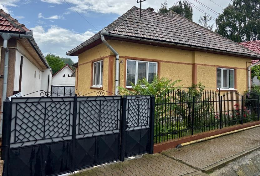 Casă individuală cu 4 camere cu Canalizare în Veza