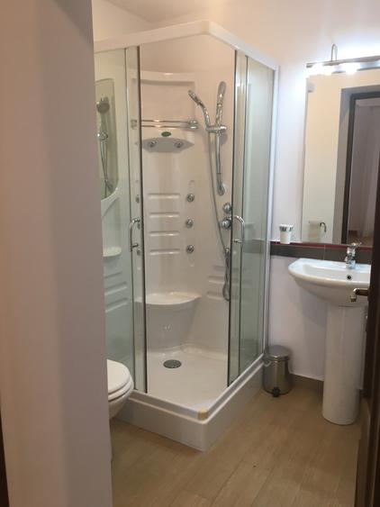 Apartament cu 4 camere semidecomandat în Capitale