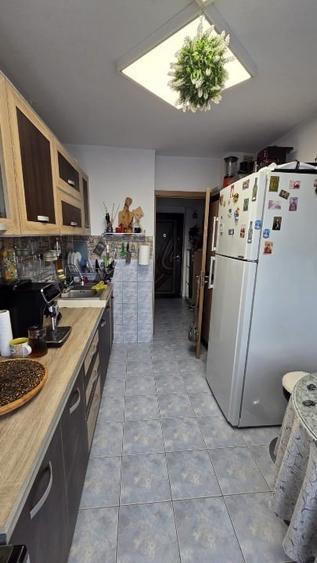 Apartament cu 3 camere semidecomandat, mobilat în Drumul Taberei