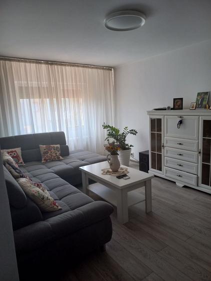 Apartament cu 3 camere decomandat în Găvana