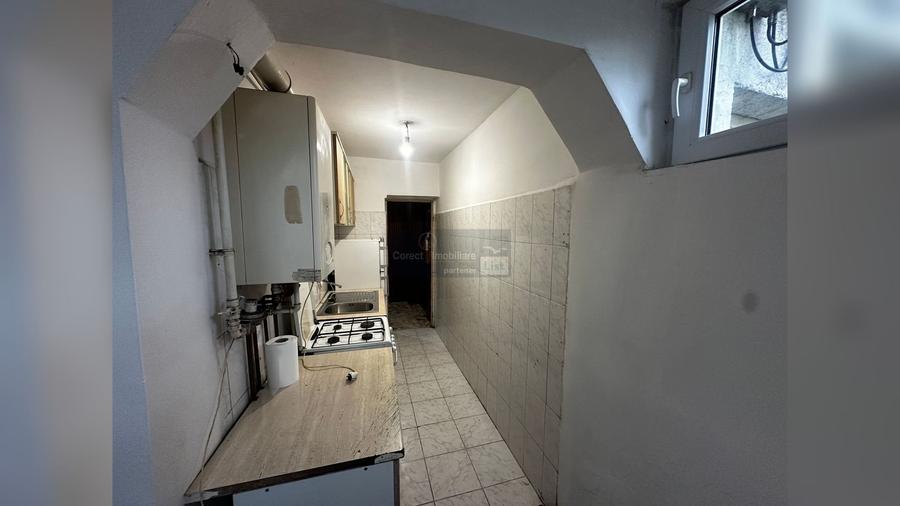 Apartament cu 2 camere semidecomandat, mobilat în Decebal