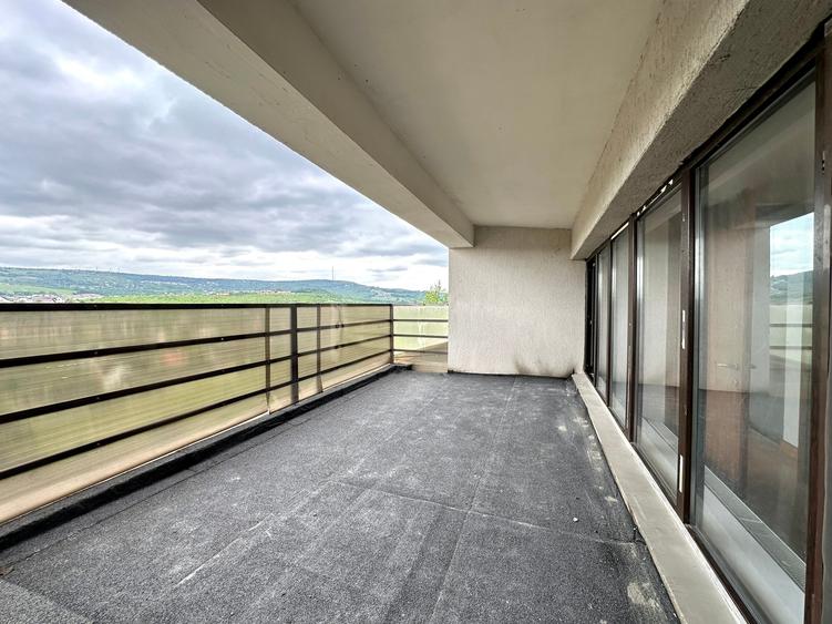 Apartament cu 3 camere decomandat în Bucium