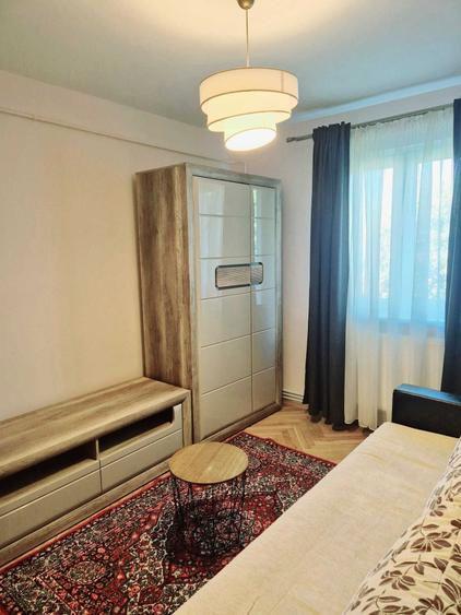 Apartament cu 3 camere semidecomandat în Central