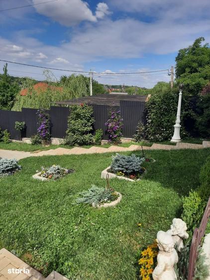 Casă cu 4 camere cu Teren 1800 Mp în Curtești