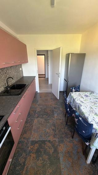 Apartament cu 2 camere decomandat în 1 Decembrie