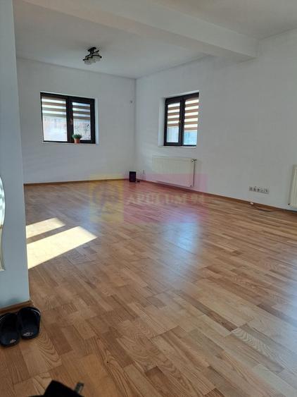 Casă individuală cu 4 camere cu Canalizare în Est