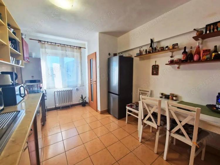 Apartament cu 4 camere decomandat, mobilat în Central