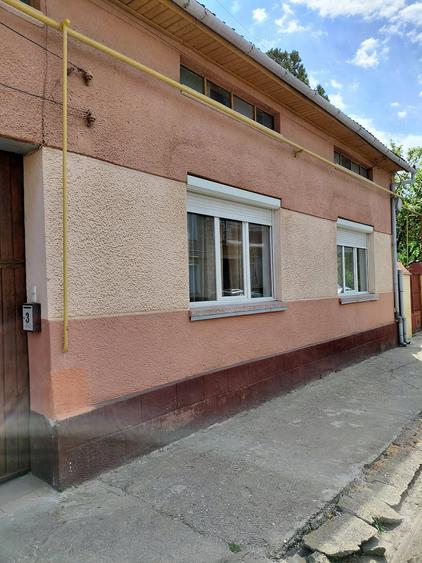 Casă cu 4 camere cu Teren 1045 Mp în Central