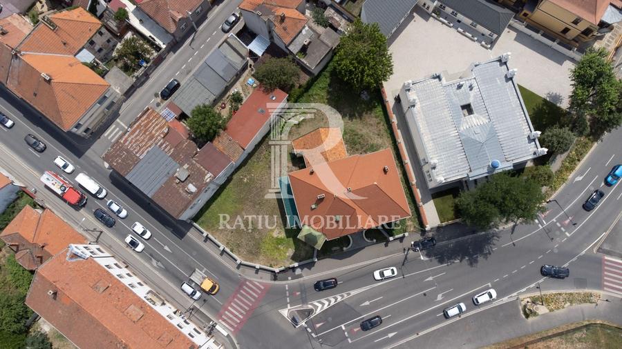 Casă individuală cu 10 camere cu Canalizare în Ultracentral