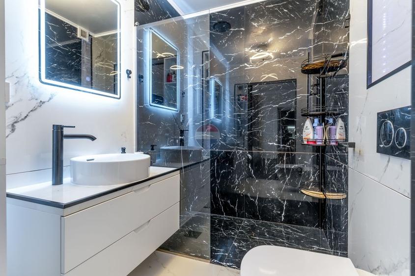 Apartament cu 3 camere semidecomandat, mobilat în Central