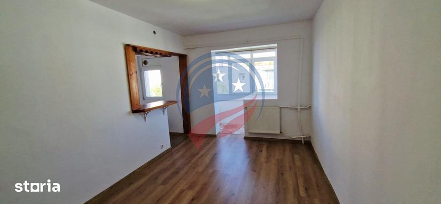 Apartament cu 3 camere semidecomandat în Craiovița Nouă