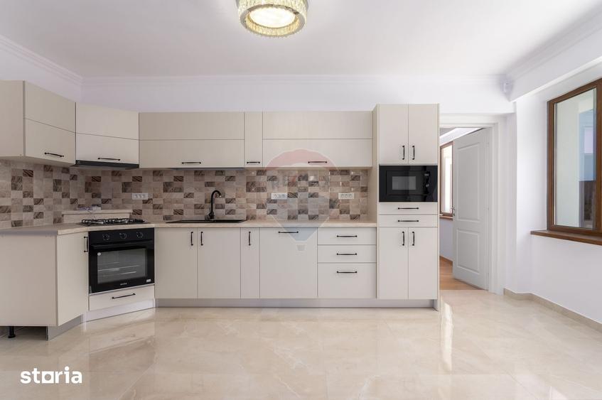 Casă cu 5 camere cu Teren 1000 Mp în Central
