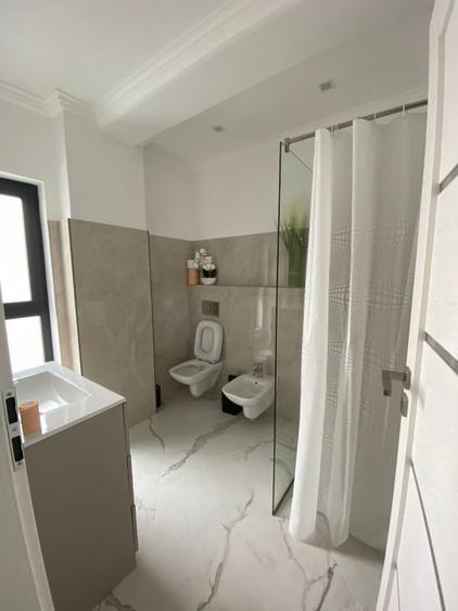 Apartament cu 4 camere decomandat, mobilat în Exterior Est