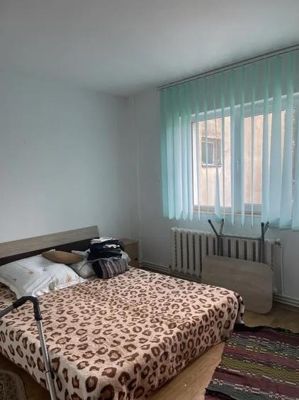 Apartament cu 3 camere semidecomandat, mobilat în Zimbru