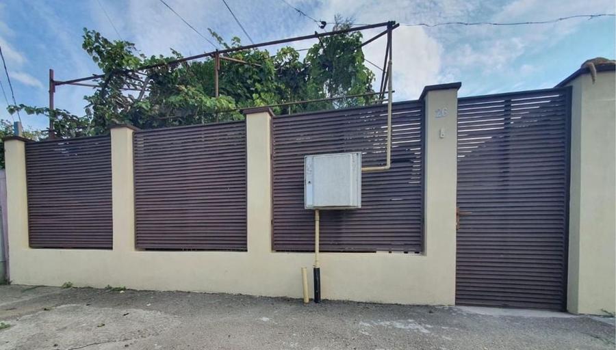 Casă cu 3 camere decomandat în Central