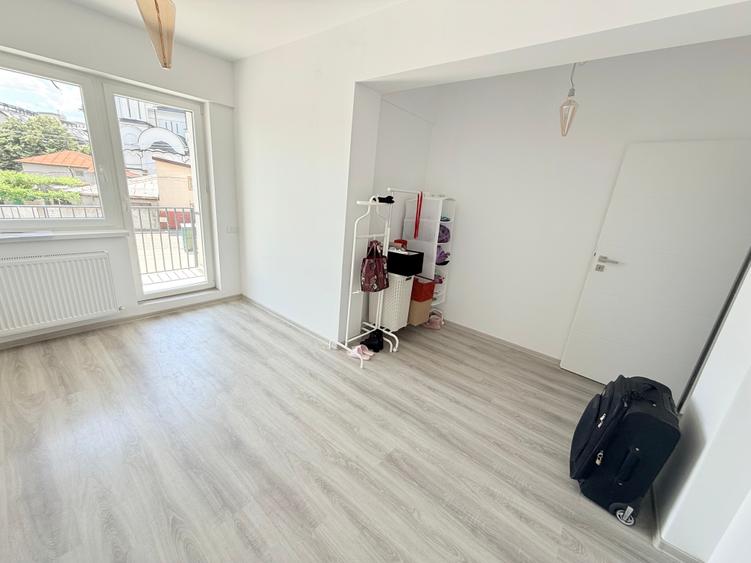 Apartament cu 3 camere semidecomandat în Brâncoveanu
