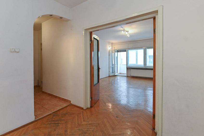 Apartament cu 4 camere decomandat în Calea Victoriei