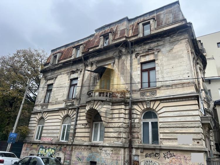 Casă individuală cu 14 camere cu Teren 286 Mp în P-ța Sfinții Voievozi
