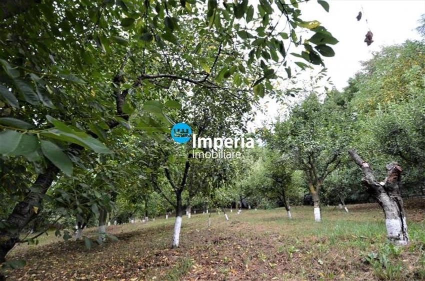 Casă individuală cu 11 camere cu Canalizare în Tomești