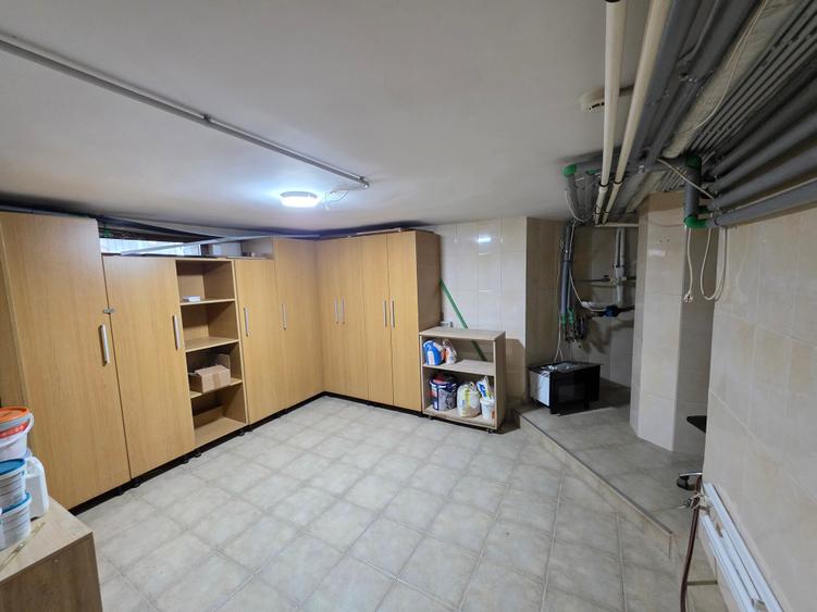 Casă individuală cu 9 camere cu Garaj în Timpuri Noi