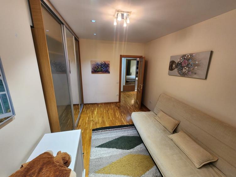 Apartament cu 3 camere semidecomandat în Herăstrău