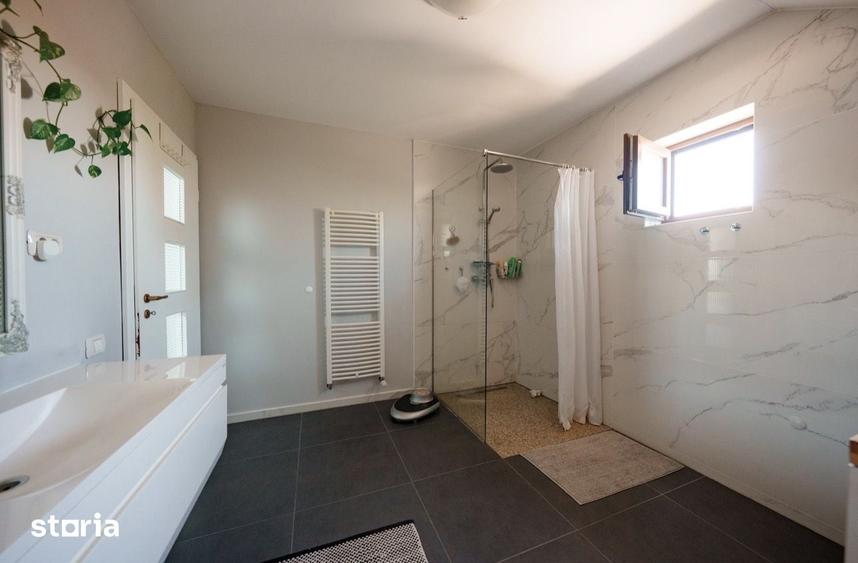 Casă cu 6 camere cu Teren 3700 Mp în Central