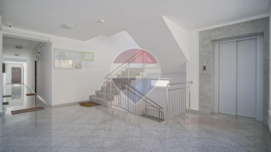 Apartament cu 2 camere decomandat în Tractorul