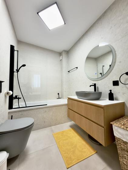Apartament cu 3 camere semidecomandat, mobilat în Romană
