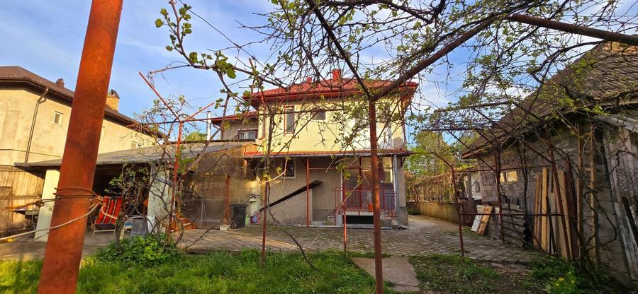 Casă individuală cu 7 camere cu Canalizare în Central