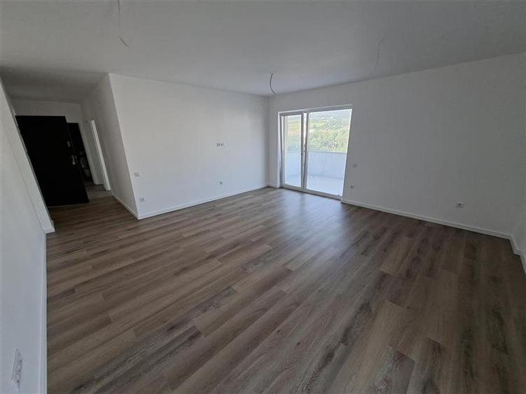 Apartament cu 3 camere semidecomandat în Iris