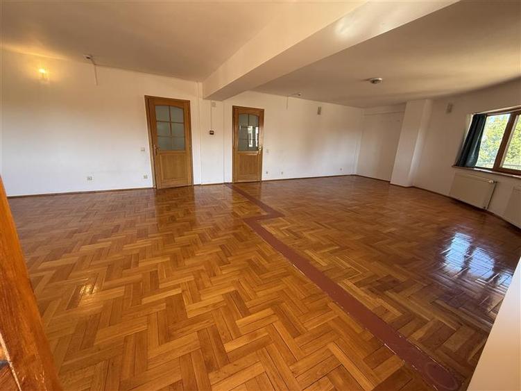 Spațiu comercial, de 600 mp, în Gherăiești