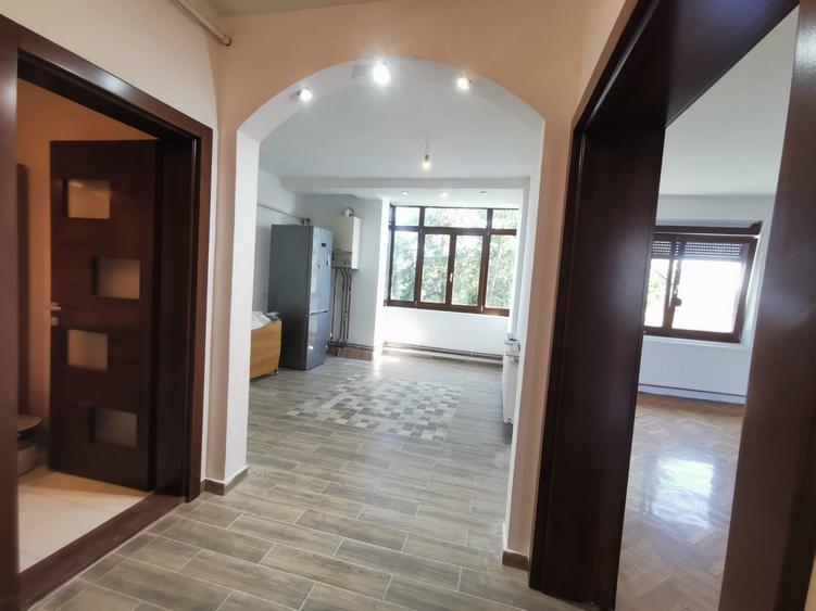 Apartament cu 5 camere decomandat în Soarelui