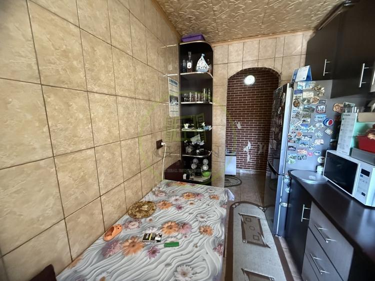 Apartament cu 3 camere semidecomandat, mobilat în Craiovița Nouă