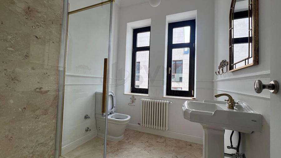 Casă individuală cu 11 camere cu Canalizare în Capitale