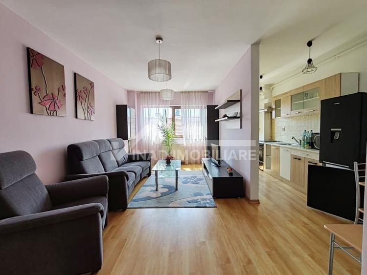 Apartament cu 3 camere semidecomandat, mobilat în Central