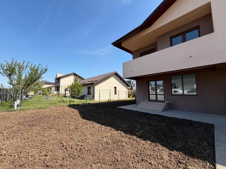Duplex cu 4 camere cu Teren 300 Mp în Domnești