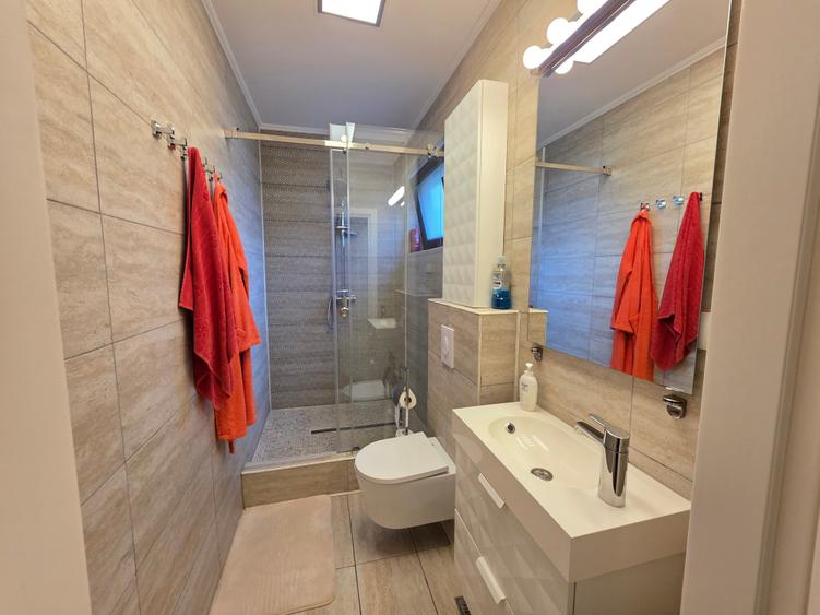 Casă individuală cu 10 camere cu Teren 620 Mp în Mogoșoaia