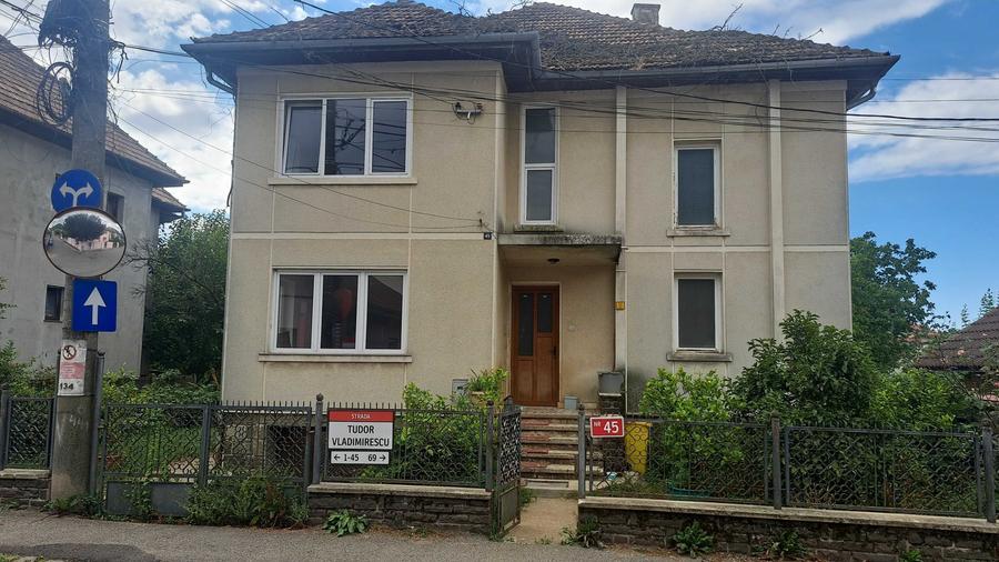 Casă cu 4 camere în Central