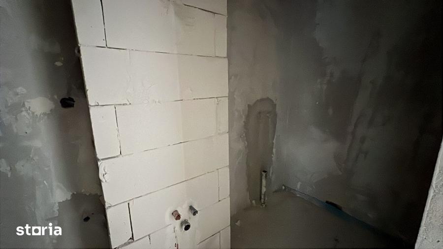 Apartament cu 3 camere semidecomandat în Florești