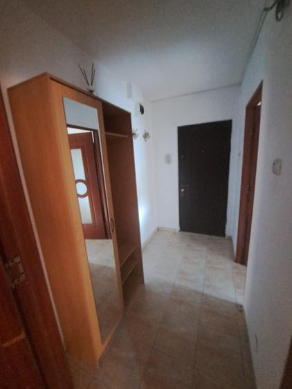 Apartament cu 2 camere semidecomandat în Craiovița Nouă