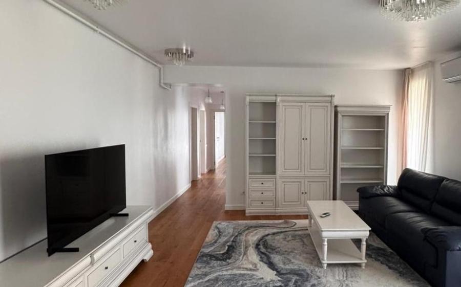 Apartament cu 4 camere decomandat, mobilat în Băneasa