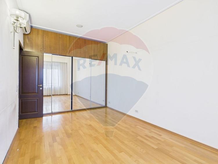 Apartament cu 5 camere decomandat în Ștefan cel Mare