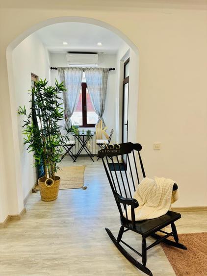 Apartament cu 3 camere semidecomandat, mobilat în Capitale