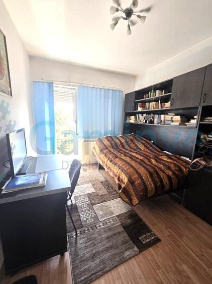 Casă individuală cu 8 camere cu Canalizare în Sânmartin