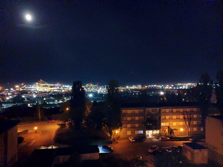 Garsonieră decomandată în Far