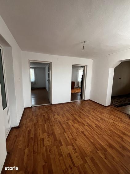 Casă cu 5 camere cu Teren 500 Mp în Priseaca